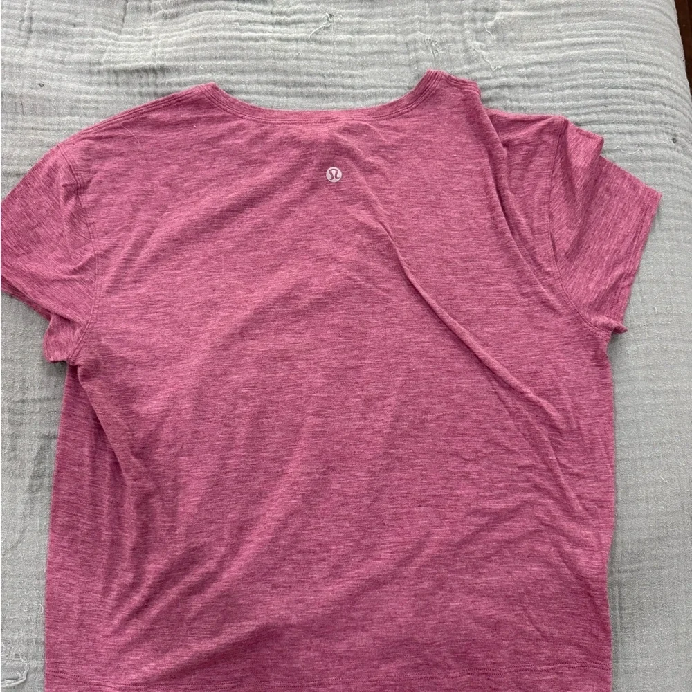 lululemon athletica sz 4 Short Notice Heathered Red Moss Rose Crop tee shirt - Picture 3 of 3